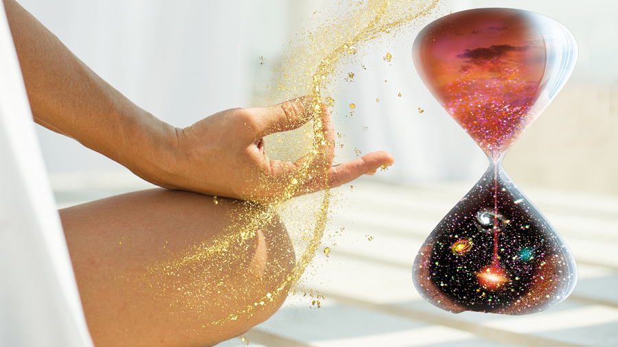 tempo misurato con clessidra e particolare della seduta in meditazione con le dita a mudra